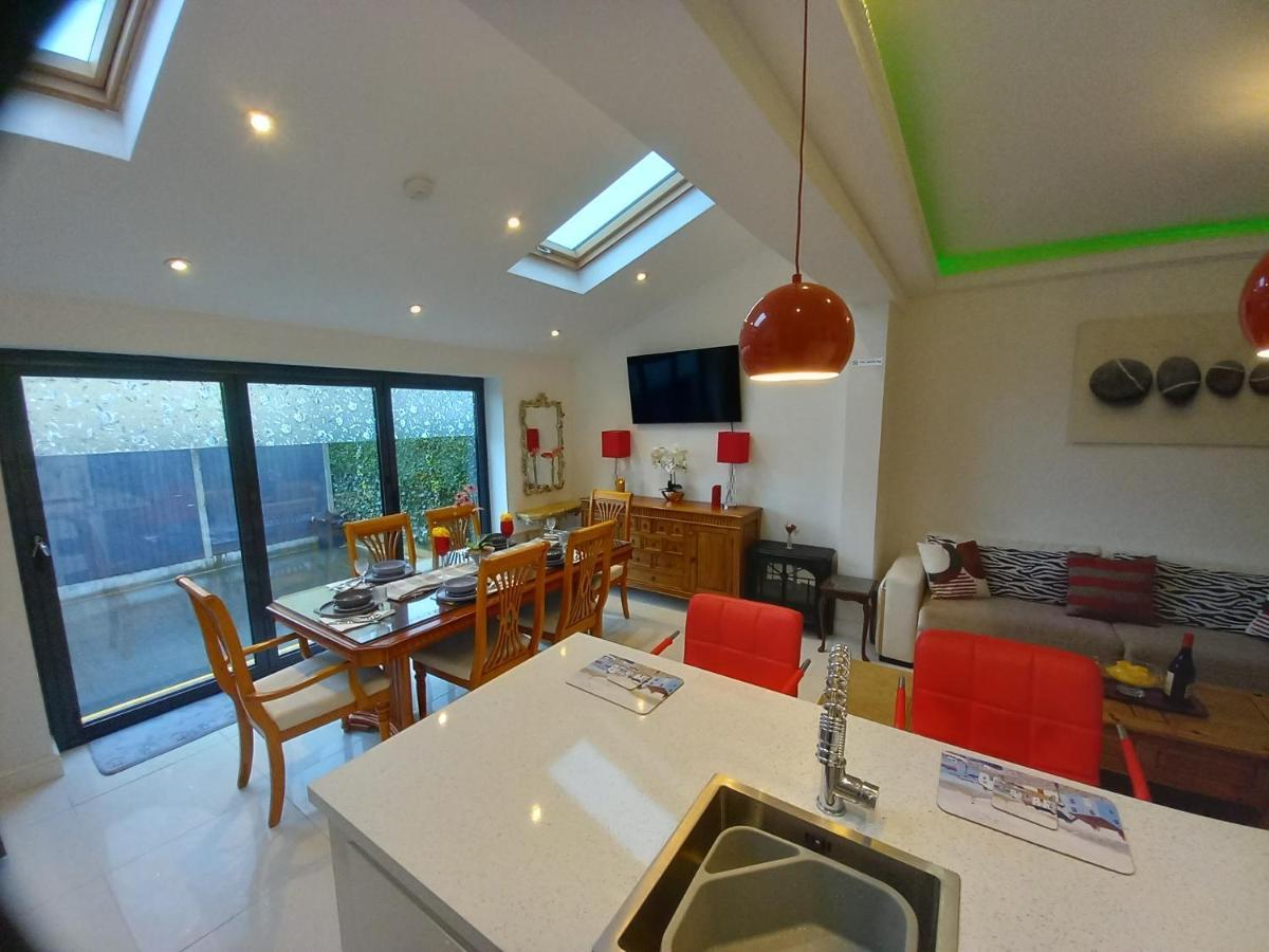 Luxury Holiday Home, Near Beach Сътън он Сий Екстериор снимка